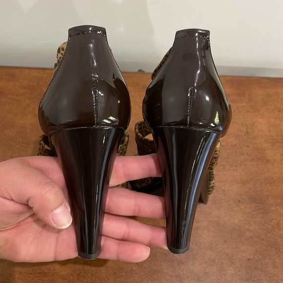 Michael Kors Cheetah Berkley T-Strap Heels Size 7.5 - Picture 15 of 16